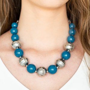 NWT Floral Fusion blue and silver necklace set
